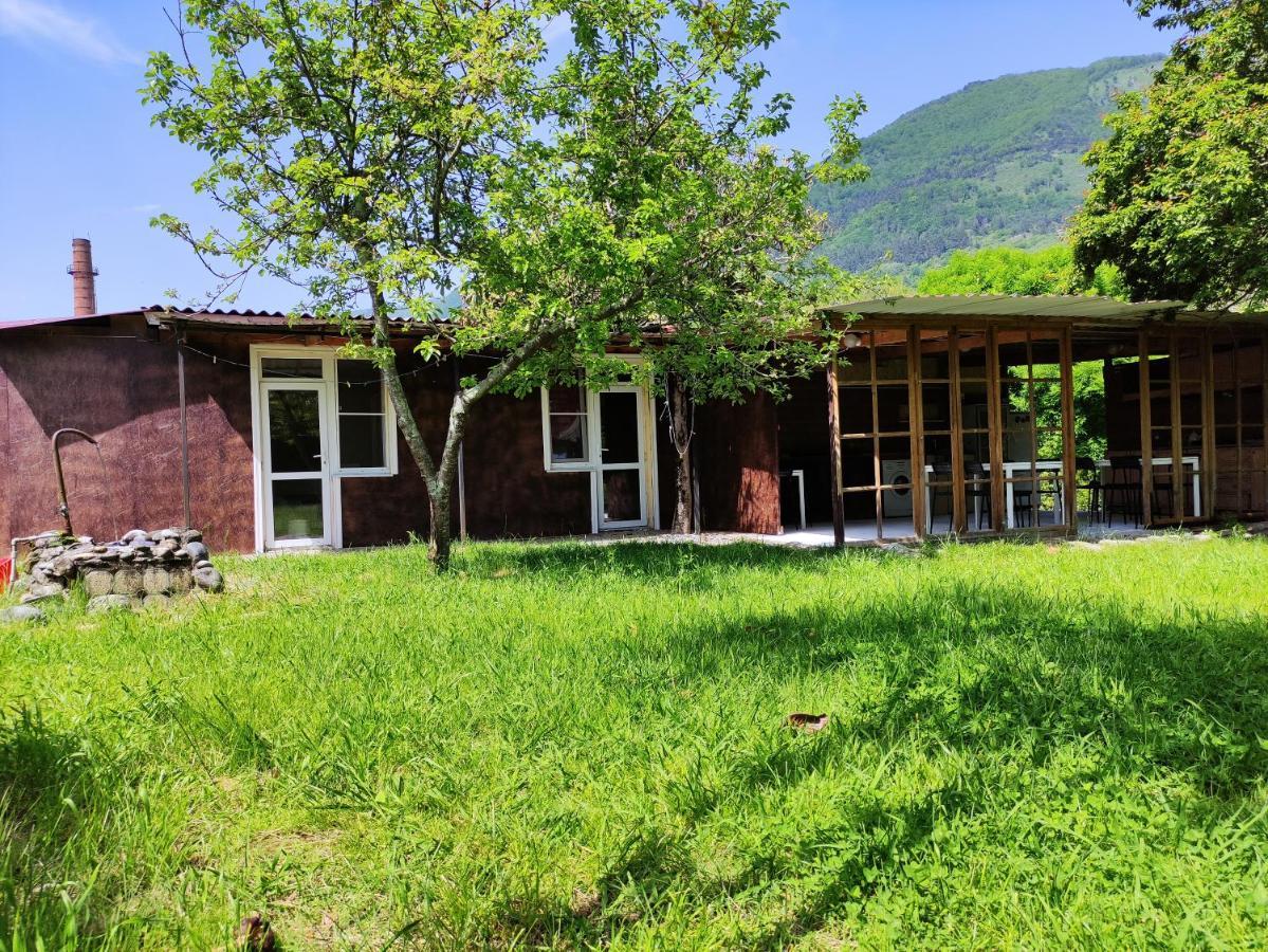 V Gostiakh U Maii Hotel Gagra Exterior photo